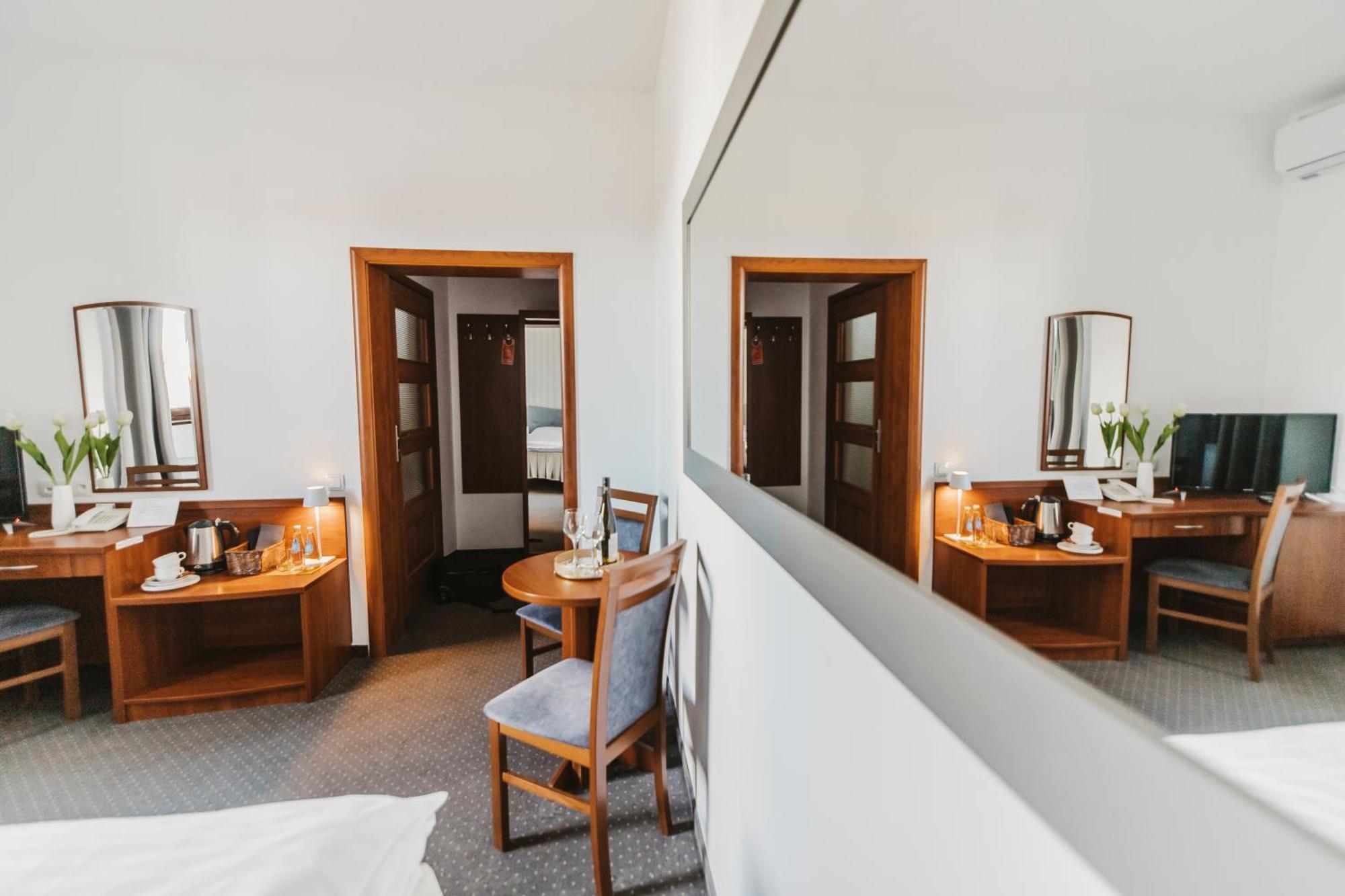 Hotel I Restauracja Borowianka Ostrów Wielkopolski Kültér fotó