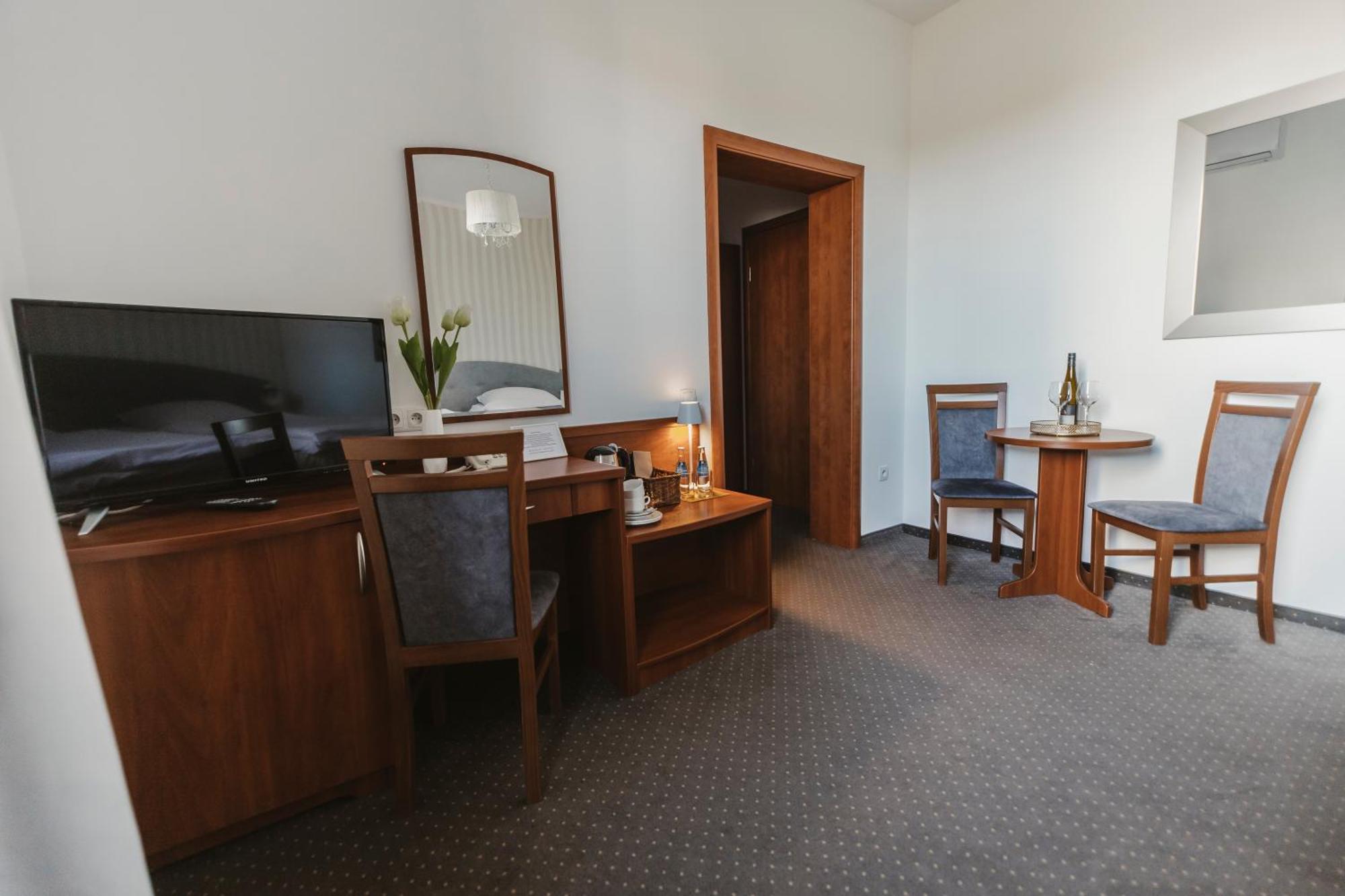 Hotel I Restauracja Borowianka Ostrów Wielkopolski Kültér fotó
