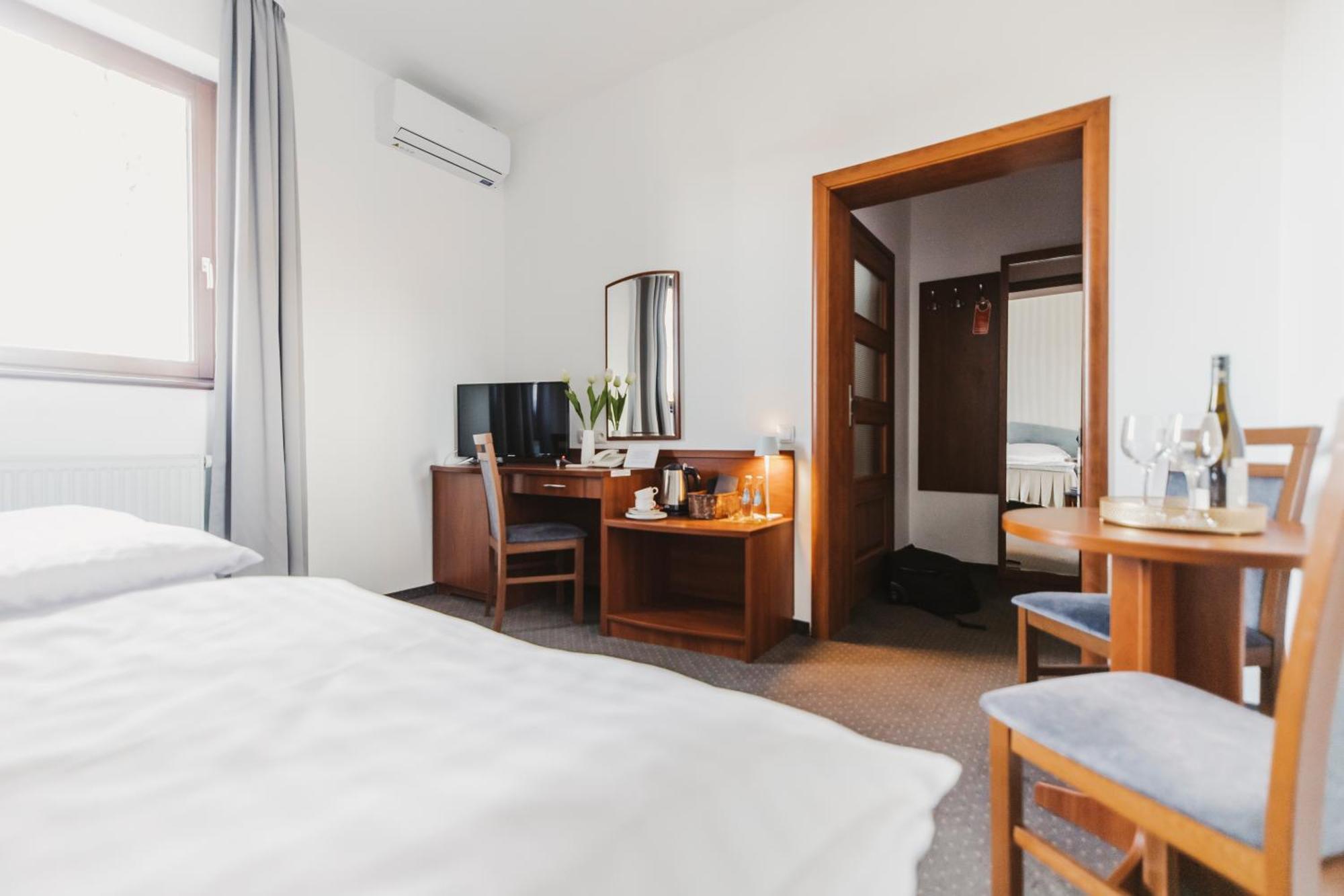 Hotel I Restauracja Borowianka Ostrów Wielkopolski Kültér fotó