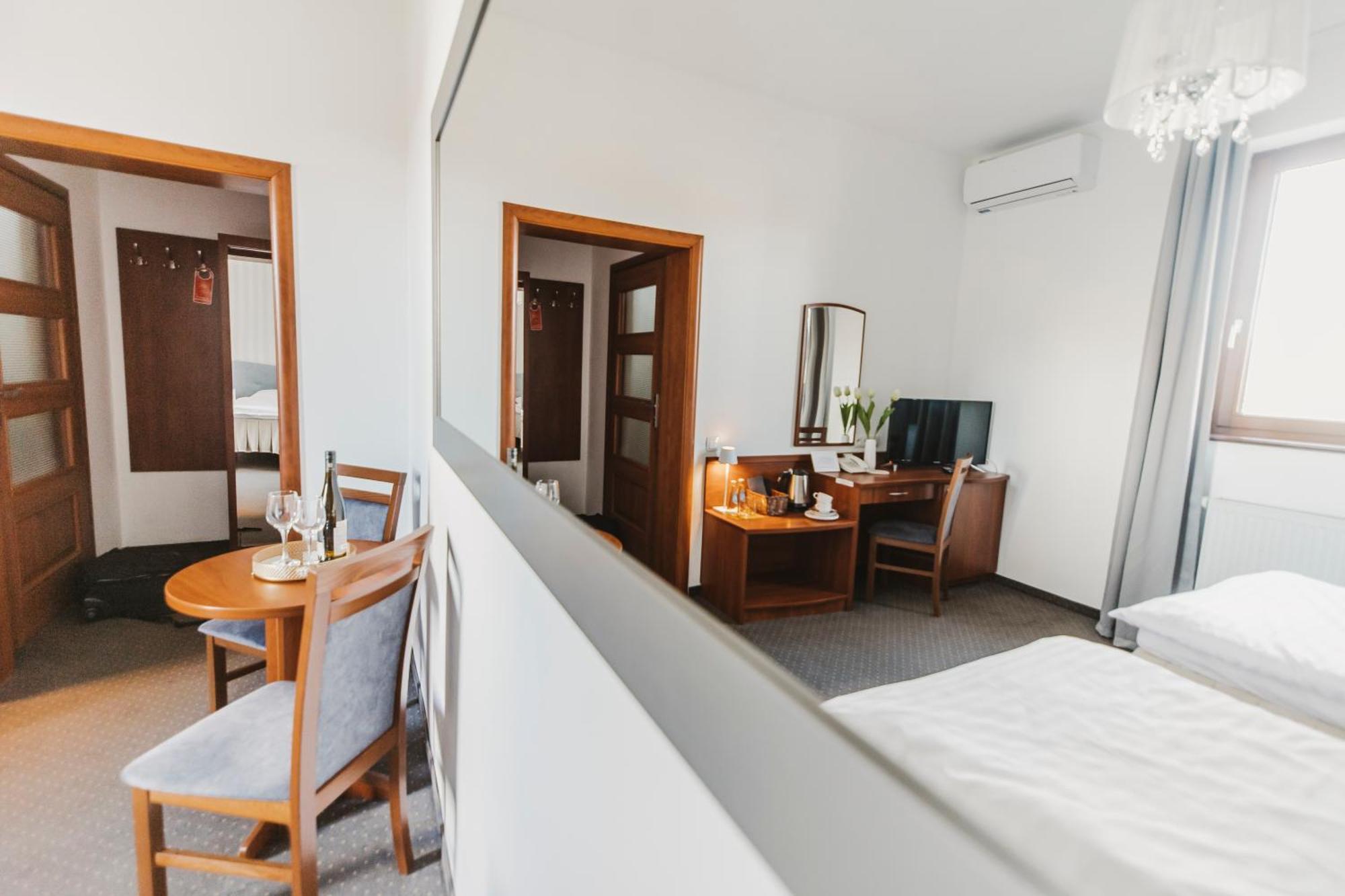 Hotel I Restauracja Borowianka Ostrów Wielkopolski Kültér fotó