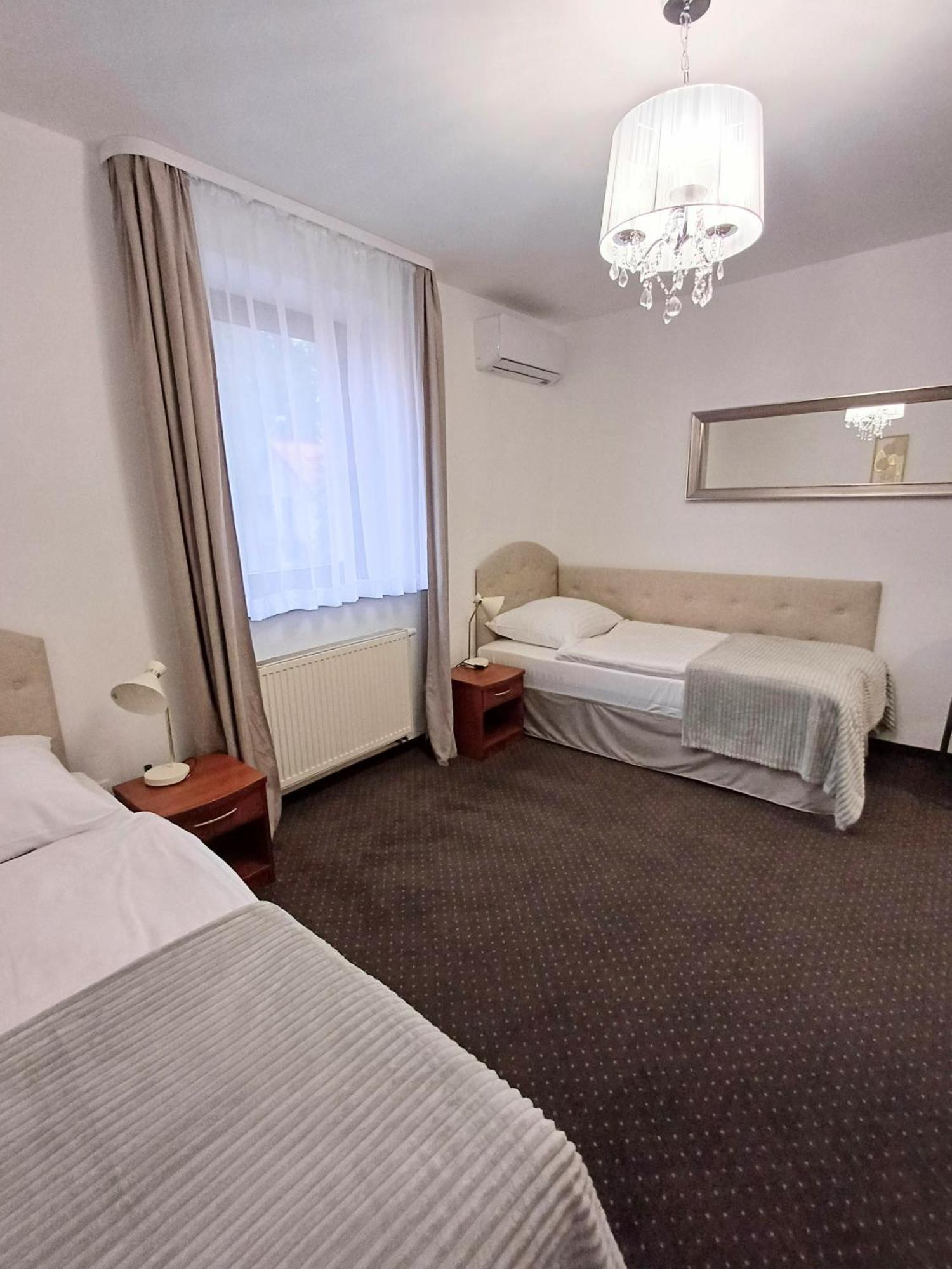 Hotel I Restauracja Borowianka Ostrów Wielkopolski Kültér fotó