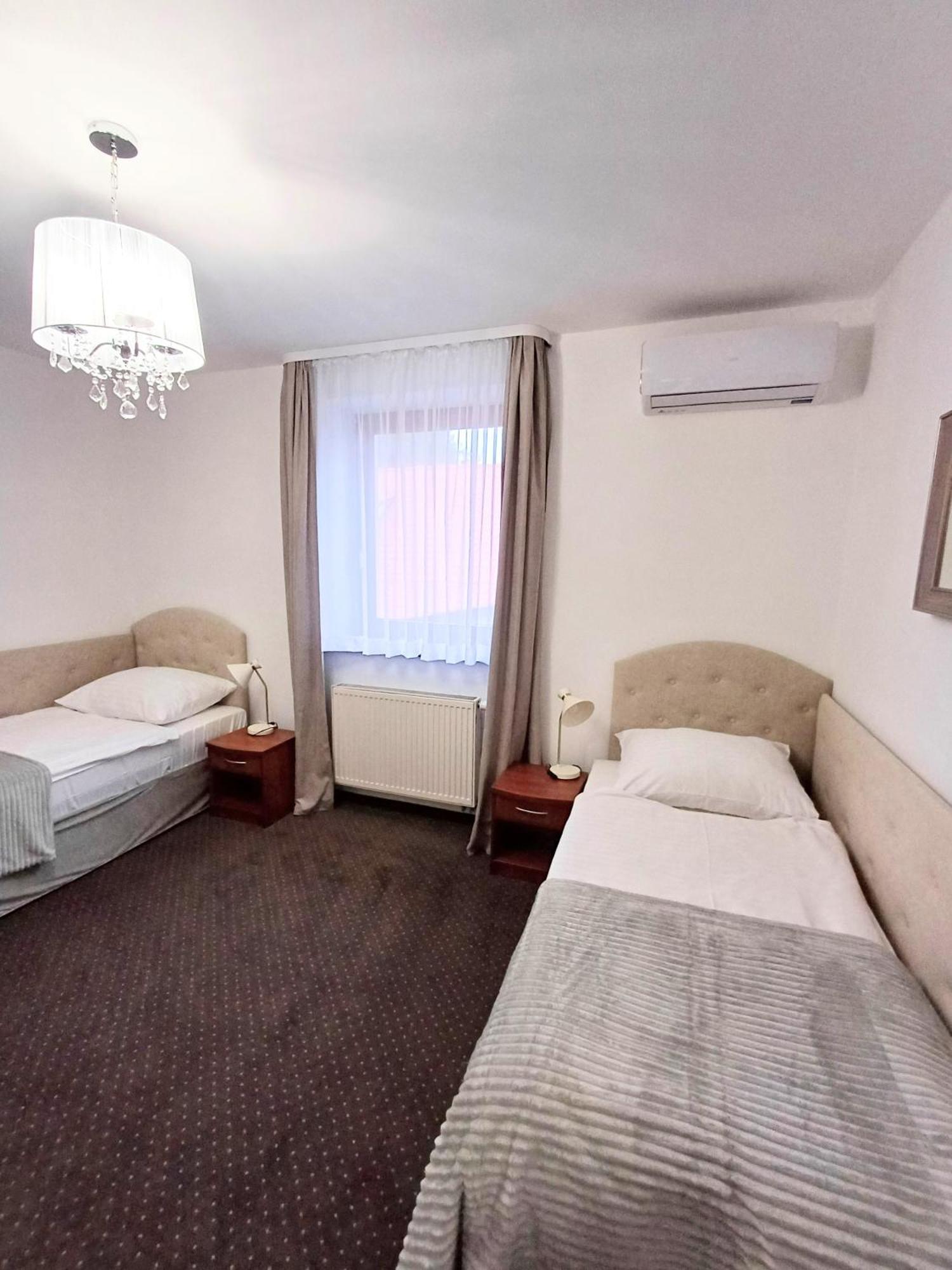 Hotel I Restauracja Borowianka Ostrów Wielkopolski Kültér fotó
