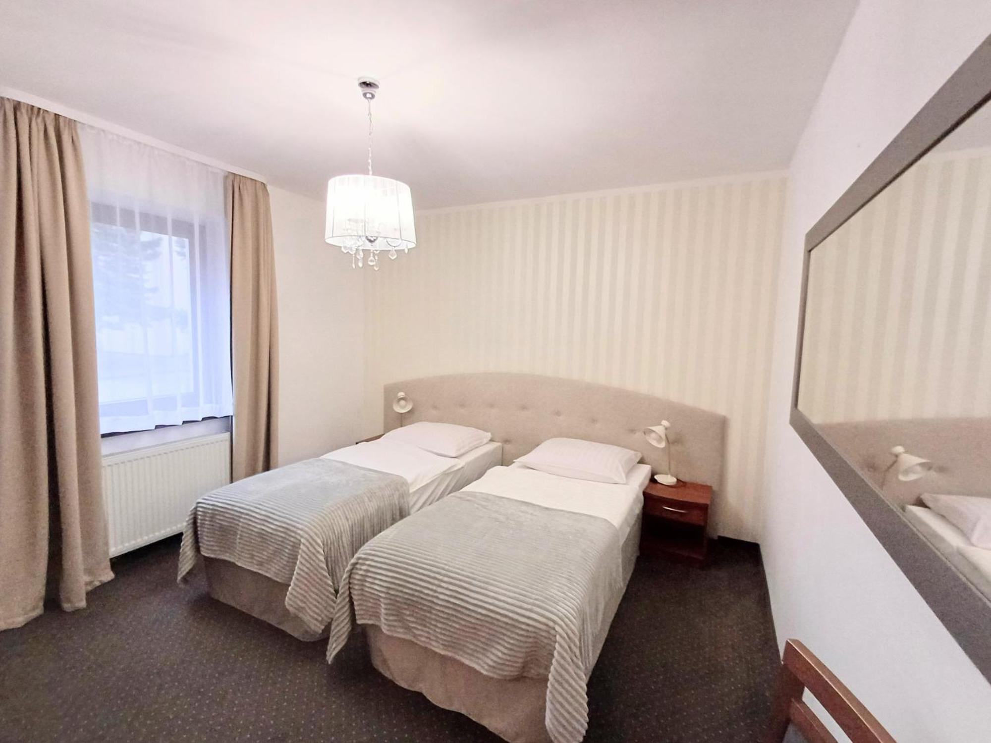 Hotel I Restauracja Borowianka Ostrów Wielkopolski Kültér fotó